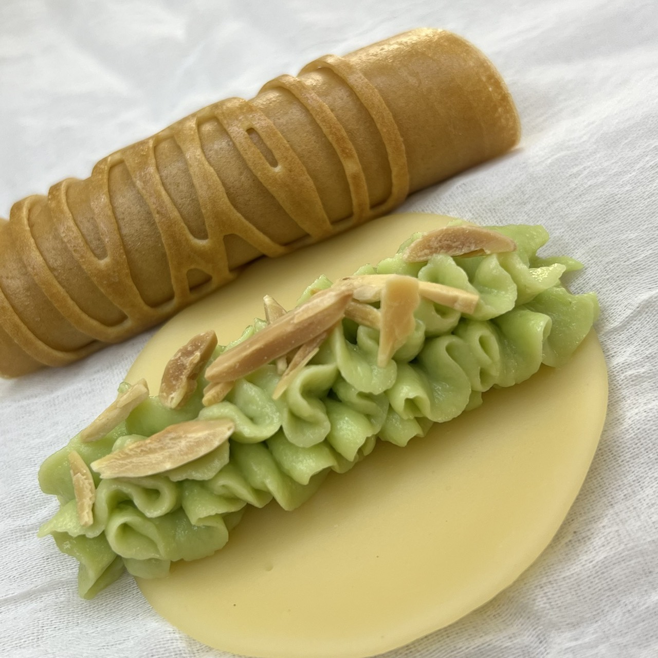 สังขยาใบเตย + อัลม่อน